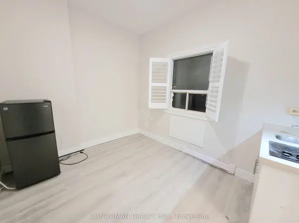 1371 King St W #204, Toronto, ON M6K 1H4