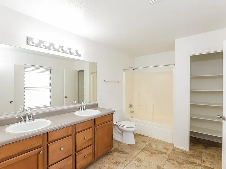 2213 E 35th Ave — Photo 12