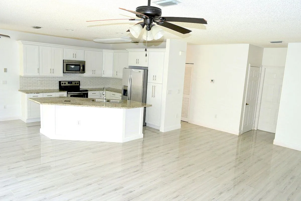 4 bed, 2.5 bath, 2762 sqft, $3,700 — Photo 3