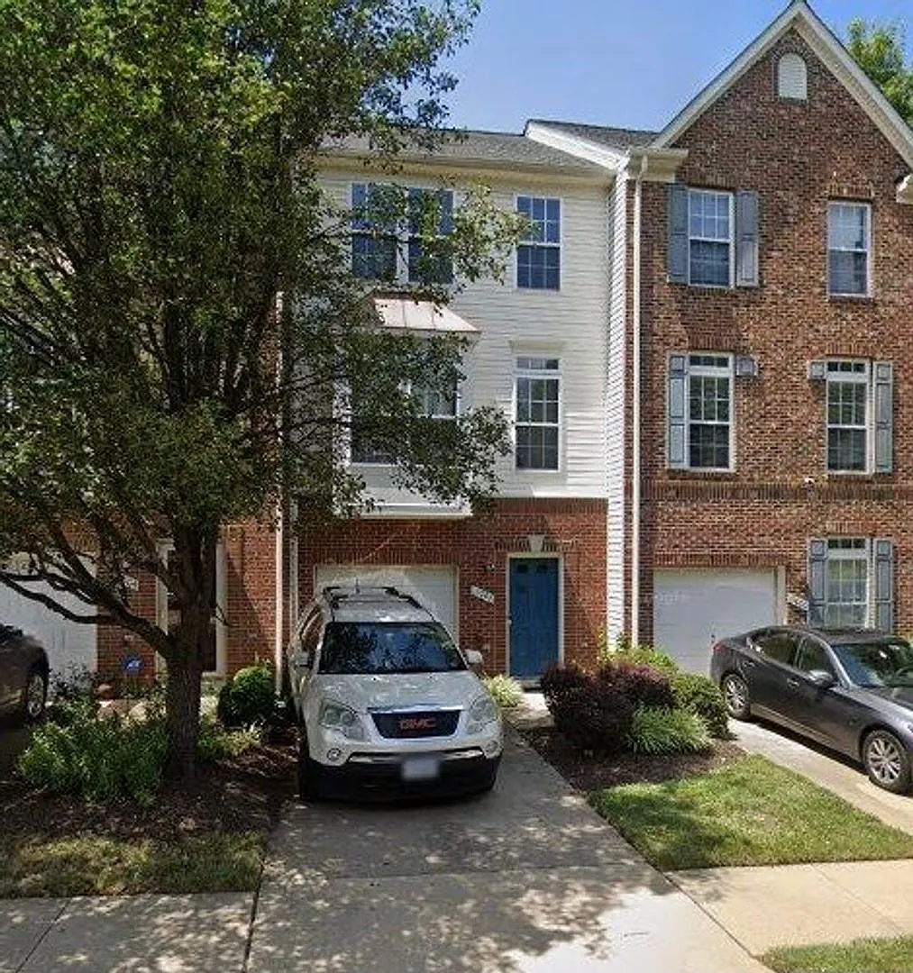 Woodbridge - Townhouse - Close To All Amenities! — Photo 1