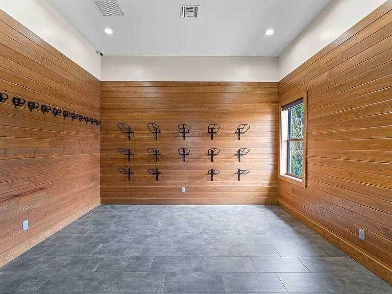 13155 Southfields Rd — Photo 35