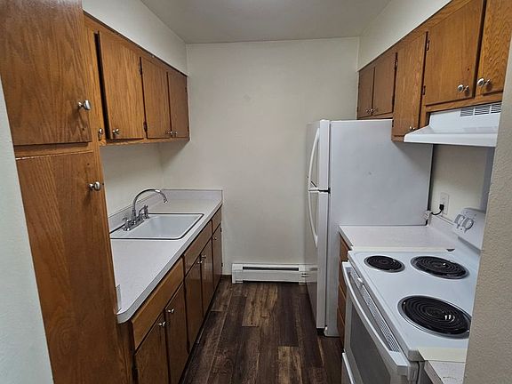 4th image of 604 N Black River St #102