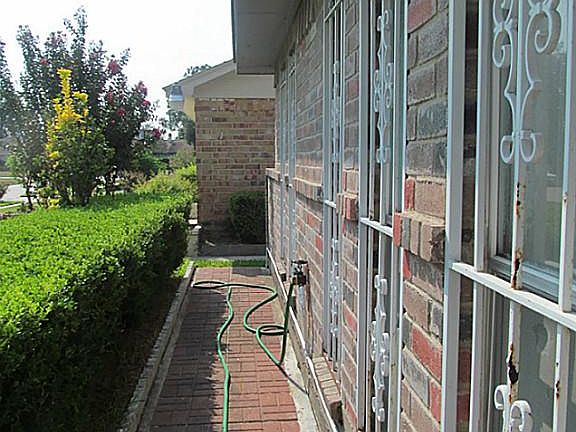 CLEAN AND SAFE WALKWAY IN FRONT.