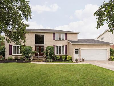 1st image of 90 Pinewood Dr