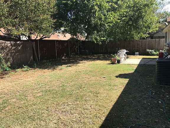 3rd image of 2418 McKensie Ln