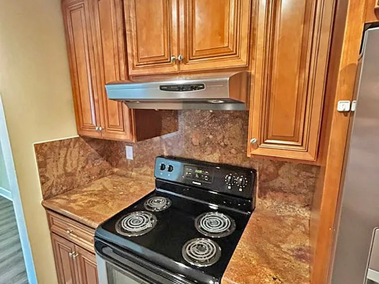 Laurelwood Apartments — Photo 14