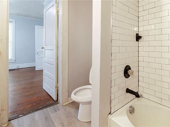 5th image of 613 Douglas St