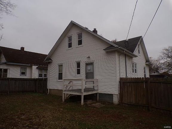 4th image of 939 S Pacific St