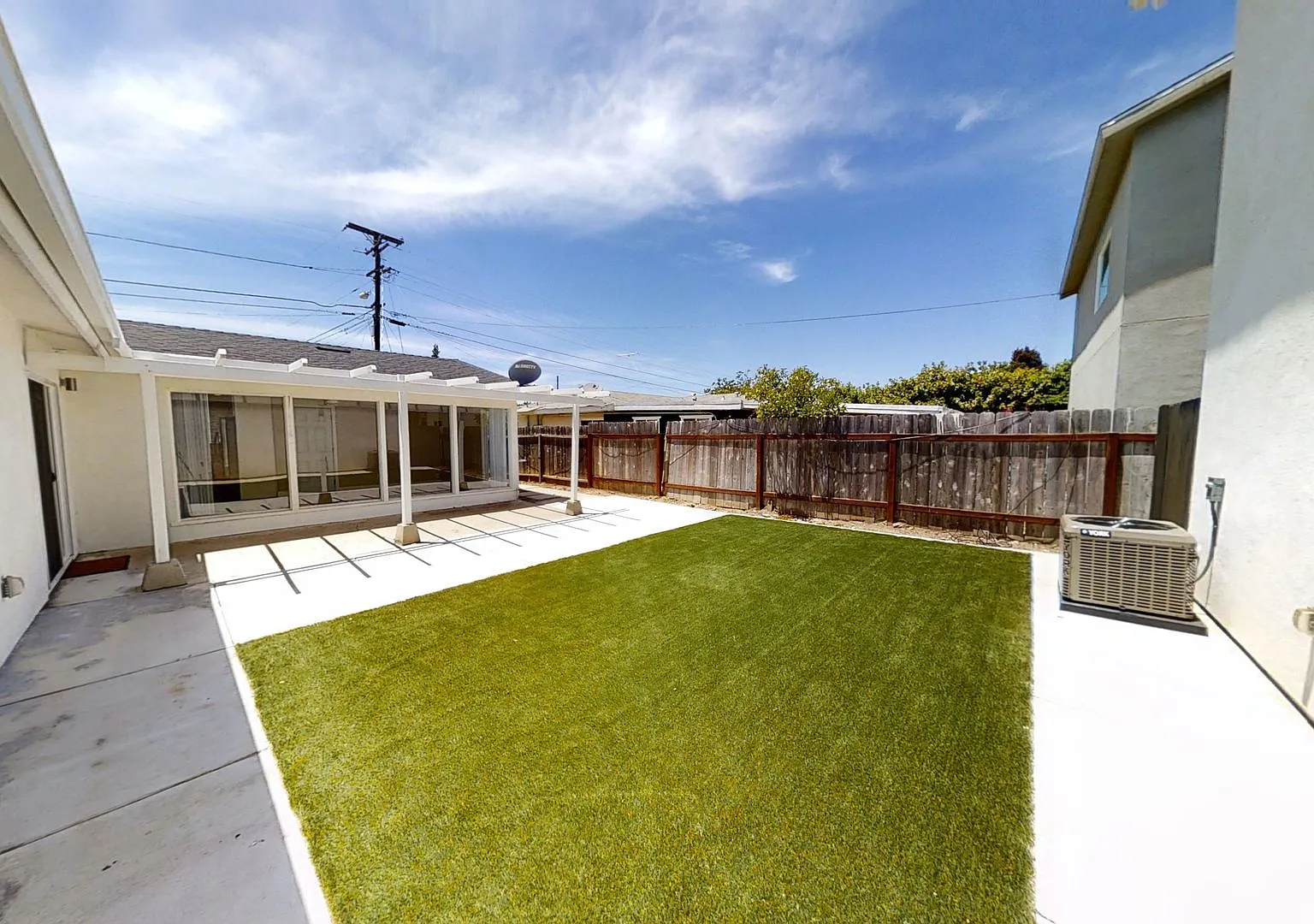 Beautiful home on Tipton with private yard!! — Photo 3