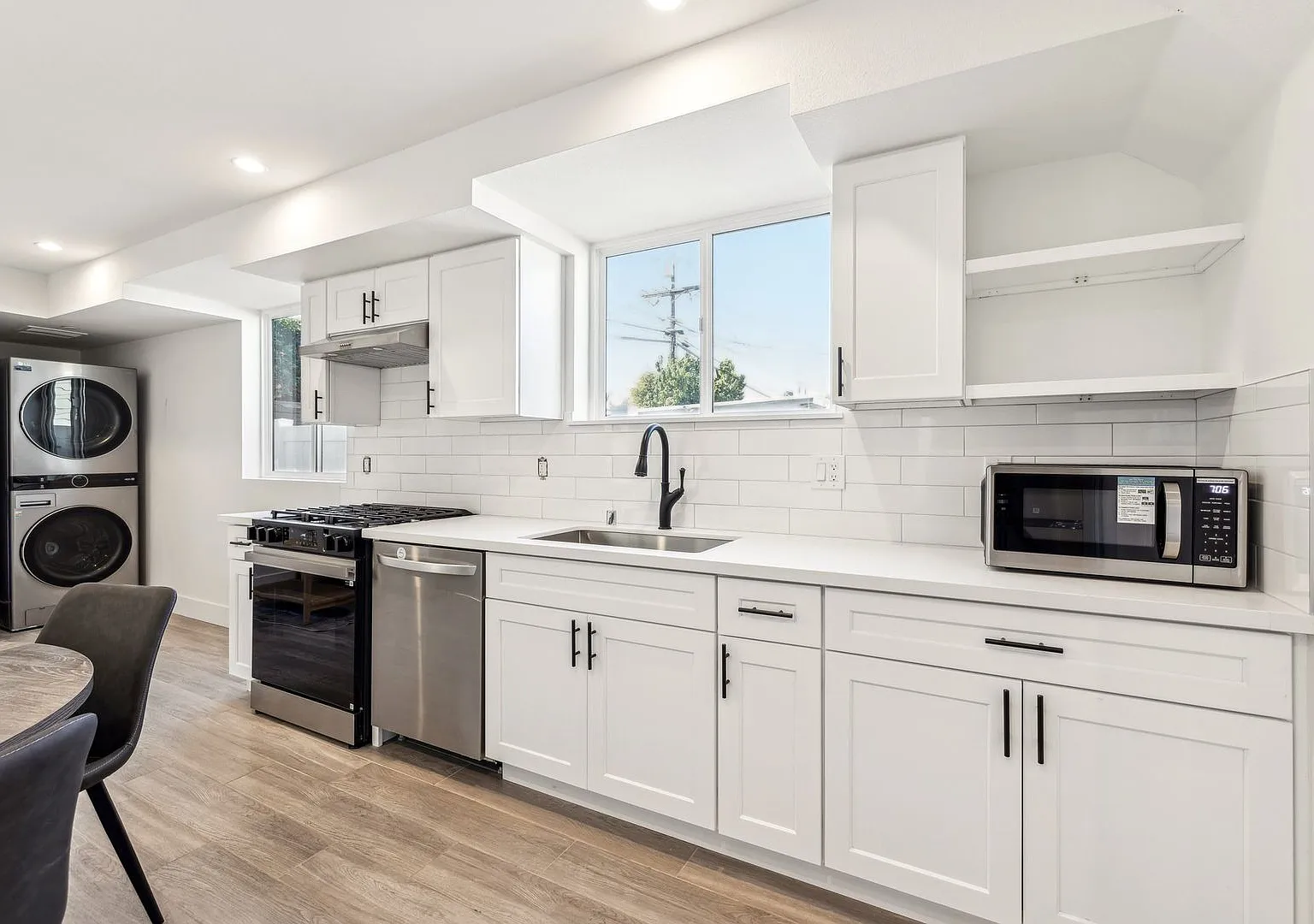 MH 1252 W 37th St — Photo 3