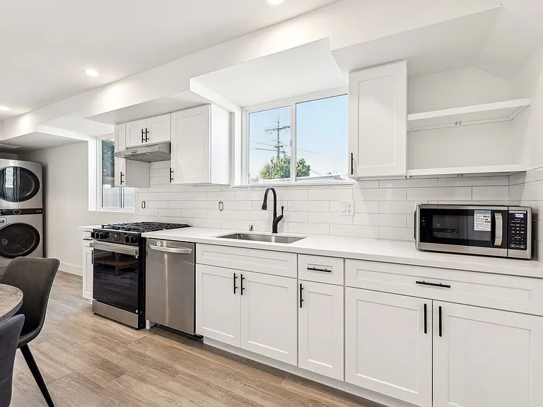 MH Liping 3505 Raymond Ave — Photo 2