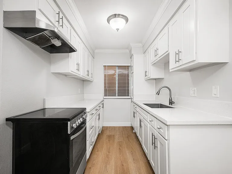 1750 Coronado Ave #6 — Photo 6