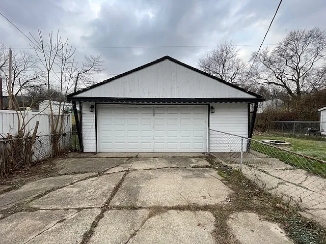 924 E Chippewa Ave — Photo 10