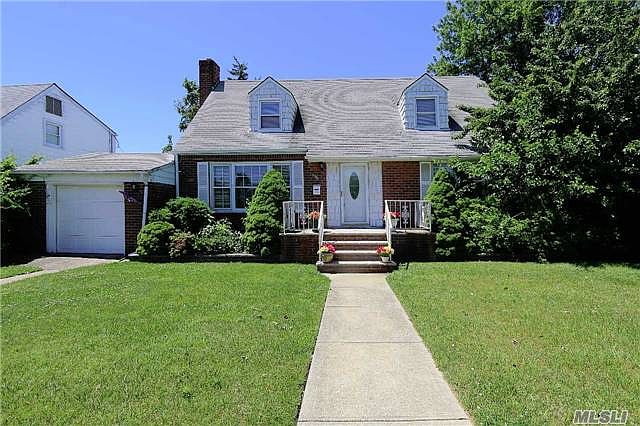 1st image of 730 Park Ln S