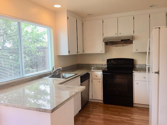 3rd image of 985 Marquette Ln
