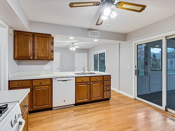 4th image of 27W235 Oakwood St