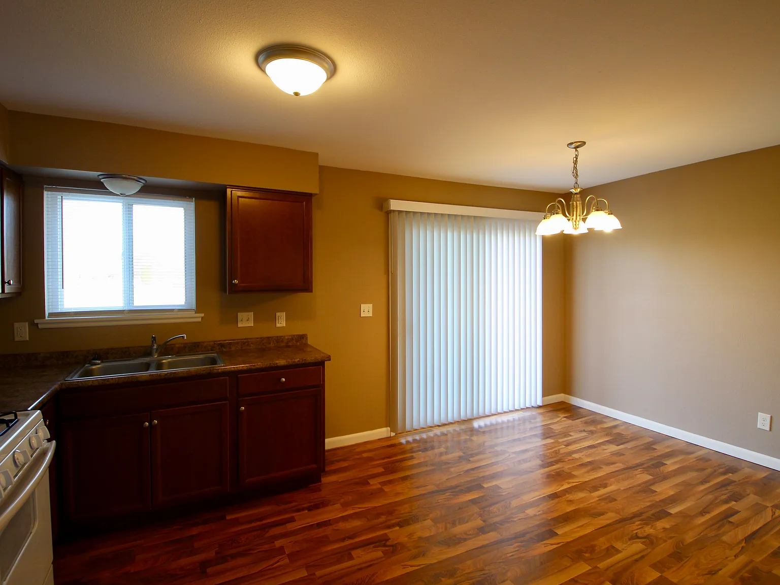 2 bed, 1.5 bath, 1064 sqft, $1,100 — Photo 3