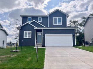 16512 Oakwood Dr, Urbandale, IA 50323