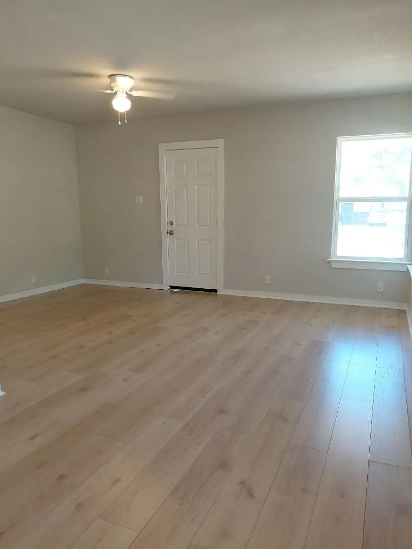 3/1 Located Near Downtown Eating & Shopping With Large Fenced Yard — Photo 4