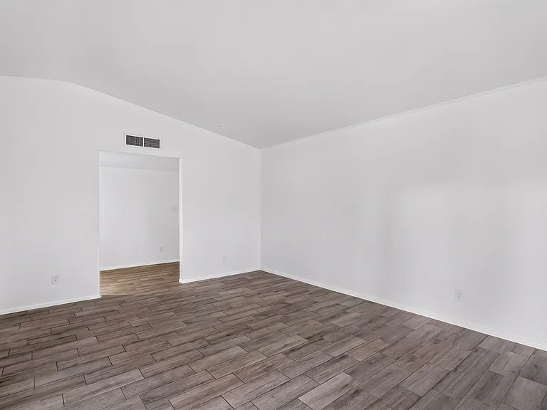4720 N Miller Rd — Photo 13