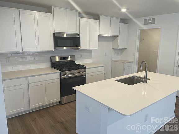 5th image of 526 Sand Dunes Dr