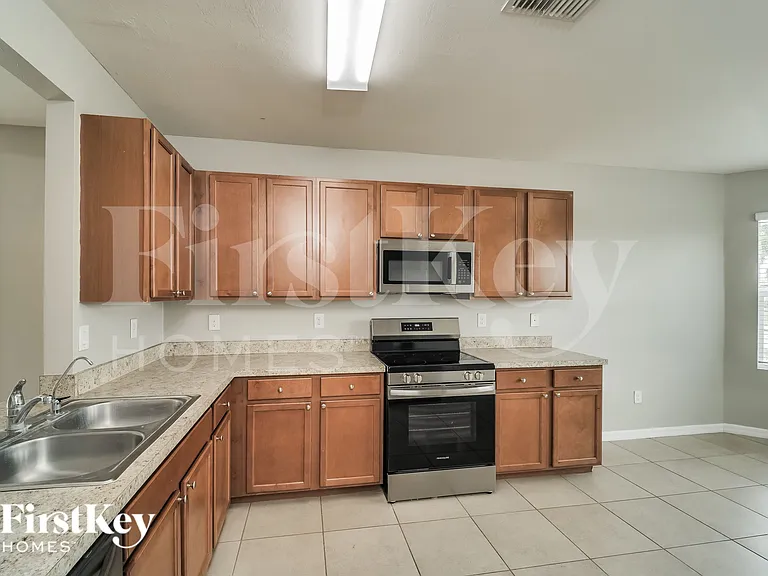217 NW 9th St — Photo 8