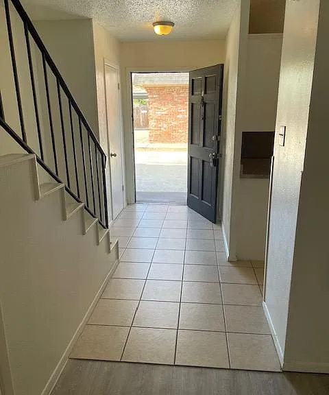 915 N Elm St — Photo 11