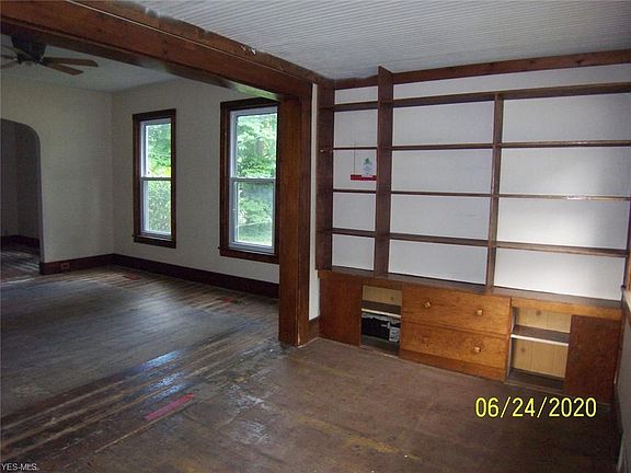 3rd image of 130 Erie St