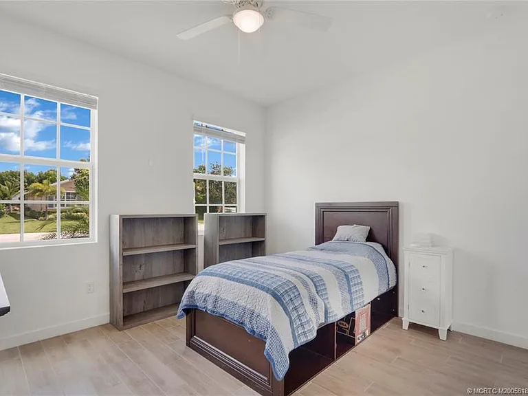 1630 NE Skyhigh Ter — Photo 23
