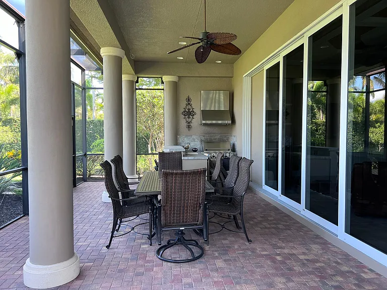 Lanai entertaining area seats 6