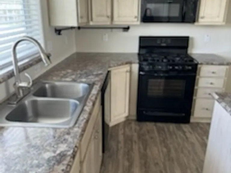 371 NE Marshall Loop — Photo 6