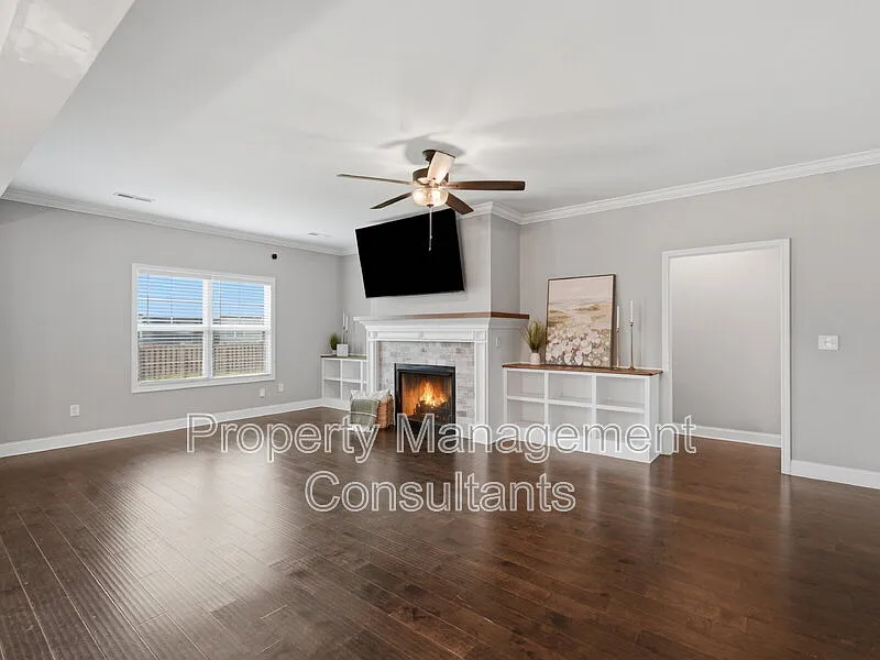 5 bed, 2.5 bath, 3431 sqft, $3,400 — Photo 4