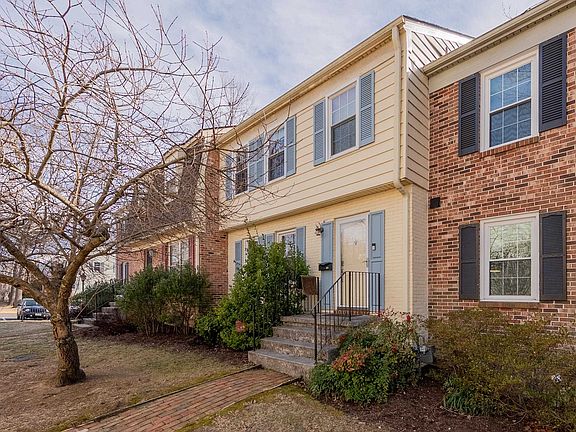 2nd image of 214 Huntington Ln