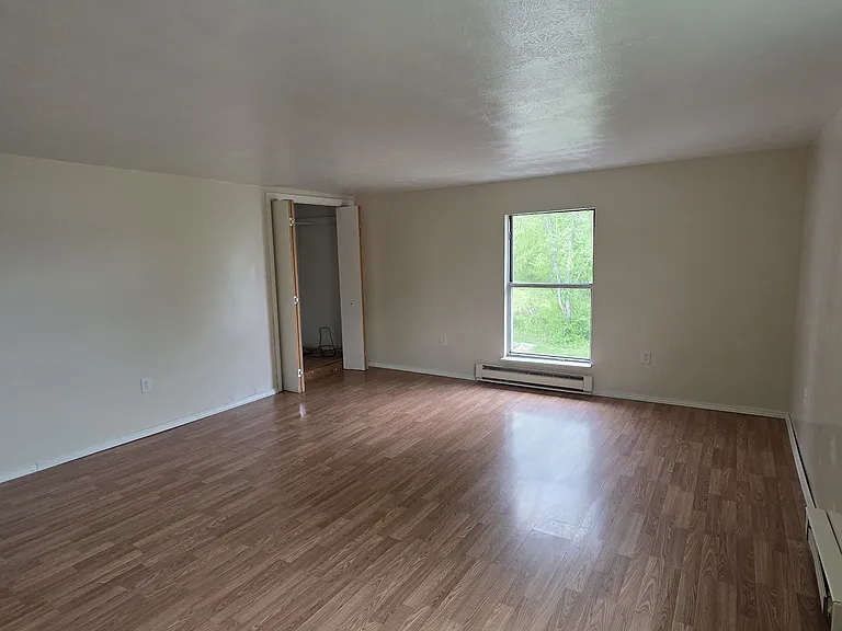 555 1/2 Canterbury Dr — Photo 12