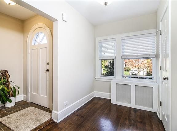 2nd image of 209 Park Ave