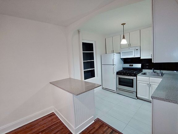 3rd image of 1226 2nd Ave APT 2B