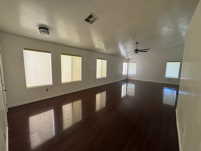 1727 E Pontiac Dr — Photo 14