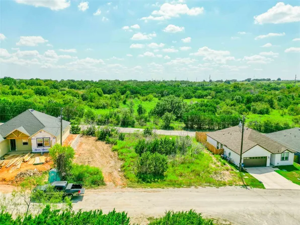 5833 Barkridge Dr, Granbury, TX 76048