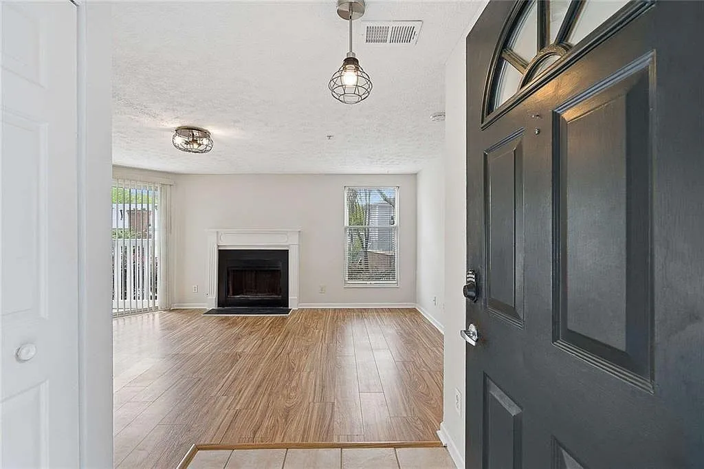 2 bed, 2.0 bath, 1064 sqft, $1,900 — Photo 2