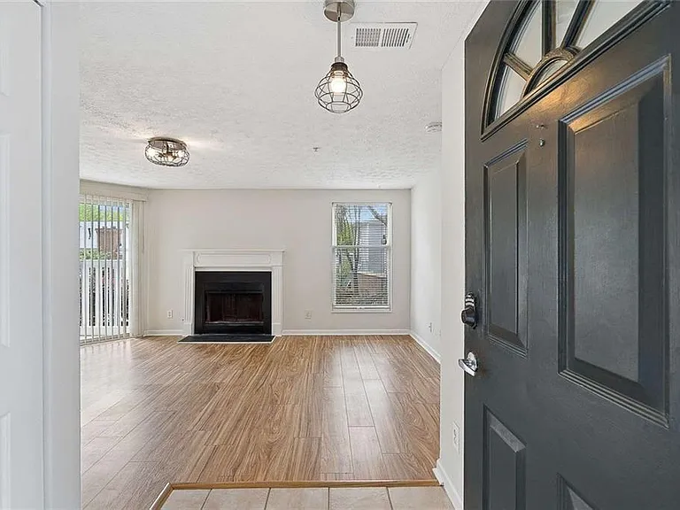 1465 Keys Crossing Dr NE — Photo 2