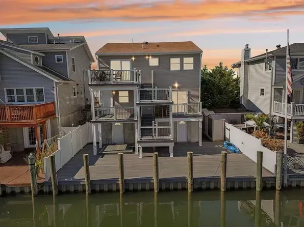 912 Pacific St #2, Lindenhurst, NY 11757