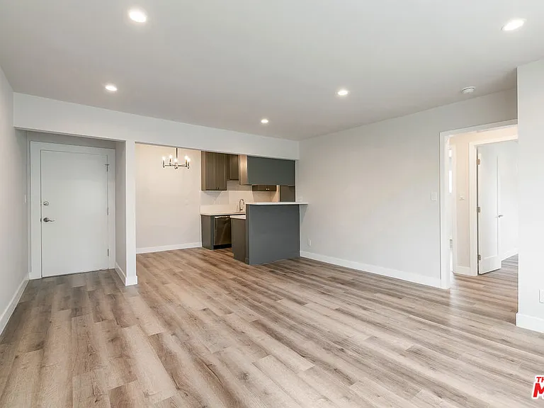 2401 S Sycamore Ave #6 — Photo 4