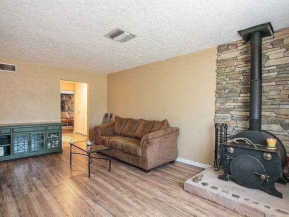 4th image of 3719 Comanche Rd NE