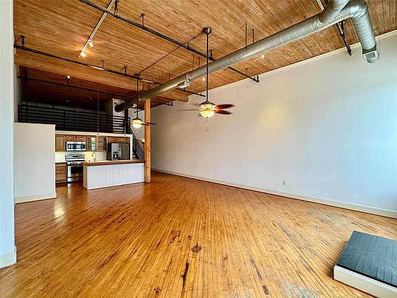 5th image of 3026 Commerce St APT 205