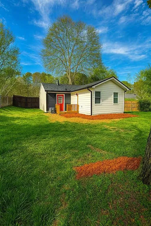 3 bed, 2.0 bath, 1174 sqft, $2,400 — Photo 2