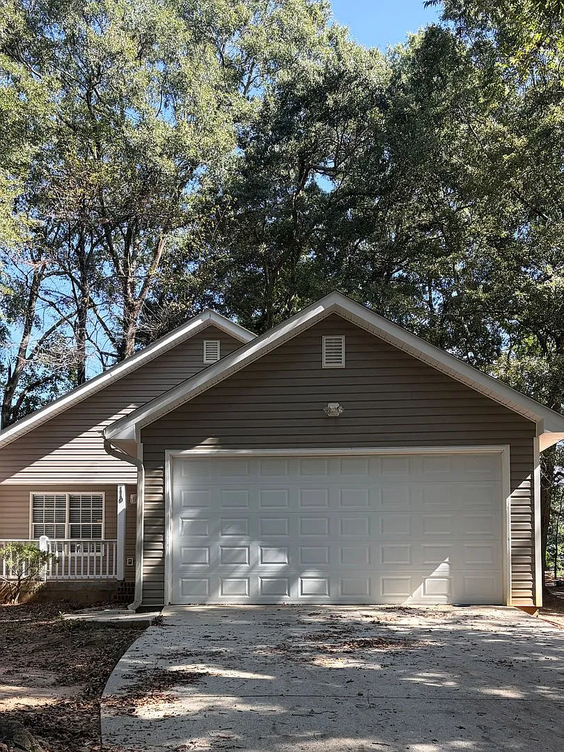 Newly renovated 3 Bedroom 2 Bathroom home! Available now! — Photo 4