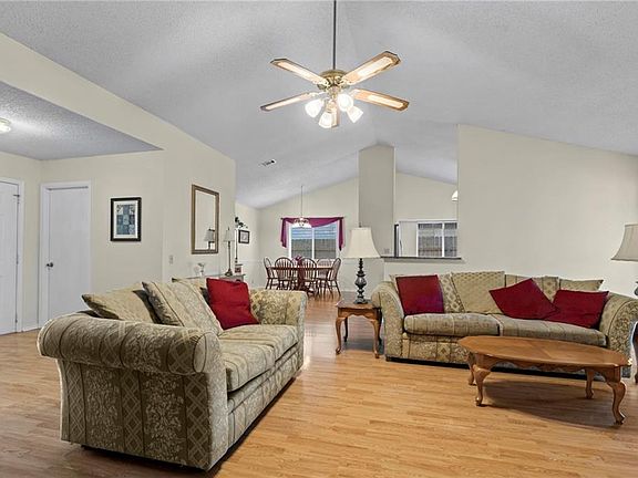 4th image of 2620 Long Branch Dr