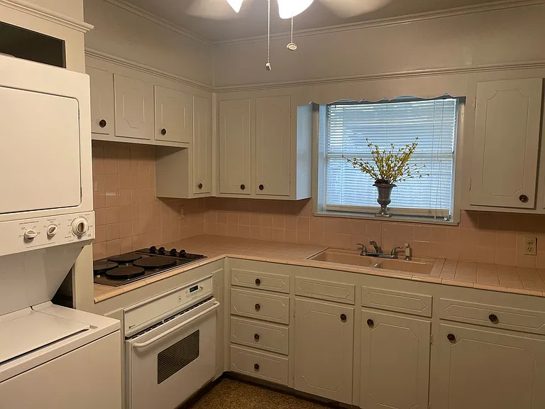 725 Elmwood Dr — Photo 5