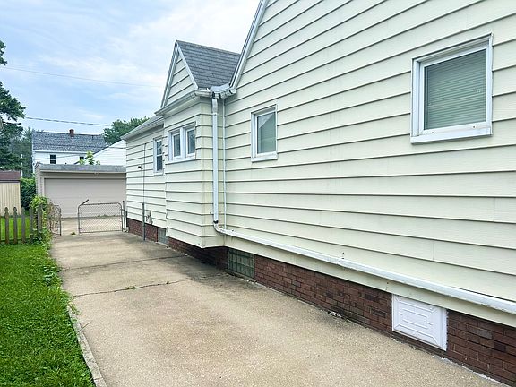 3rd image of 1487 Crestwood Rd