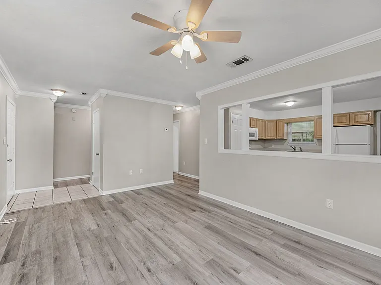 823 Meadow Ln — Photo 6